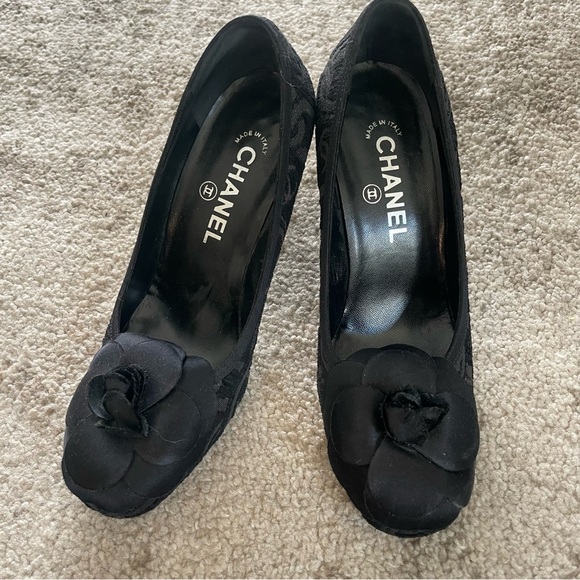 💯 CHANEL Black Embossed CC Pattern /w Floral Toe Pump Size 38 - Picture 15 of 16